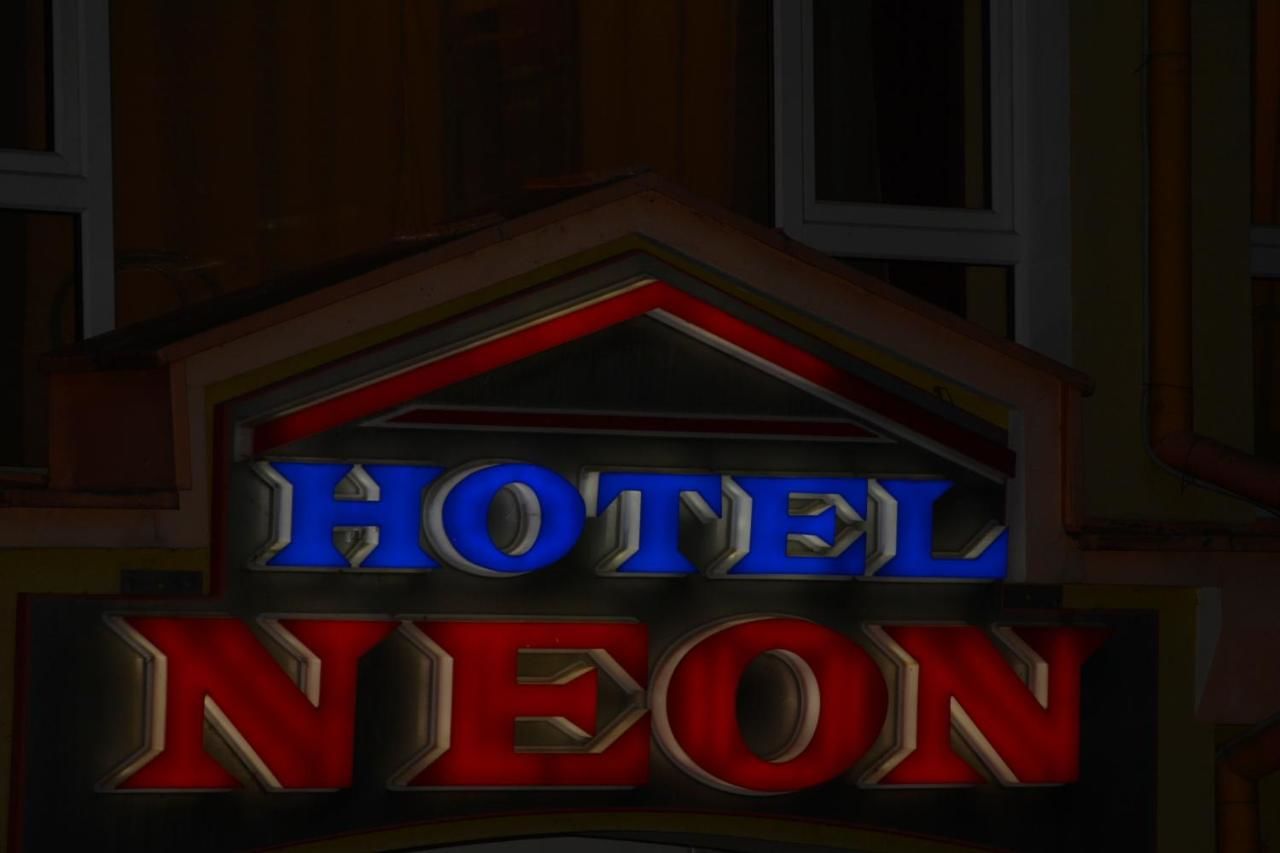 Гостевой дом Neon Guest Rooms Шумен-8